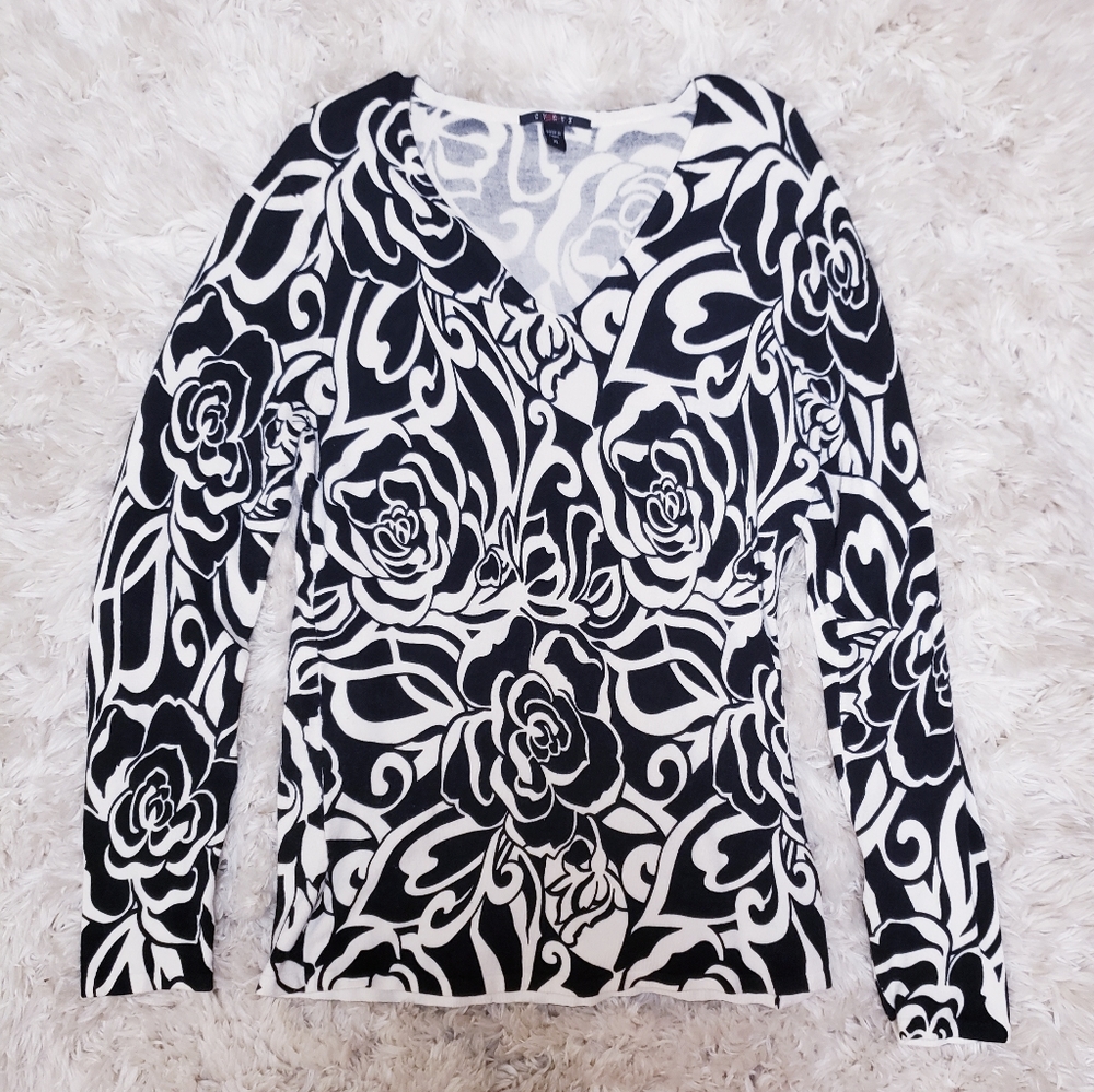 Cyrus Size XL Long Sleeve V Neck Soft Fine Knit